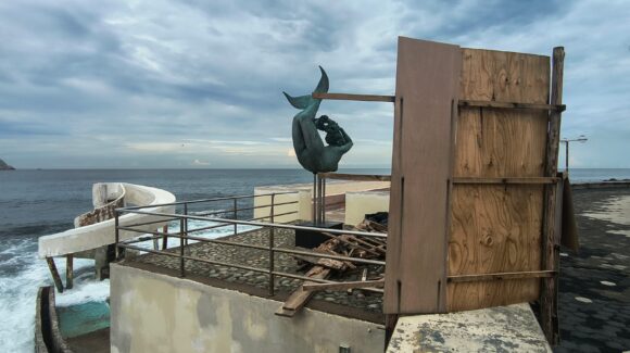 Fuerte oleaje frena trabajos en la Carpa Olivera de Mazatlán; rehabilitación supera el 80% de avance