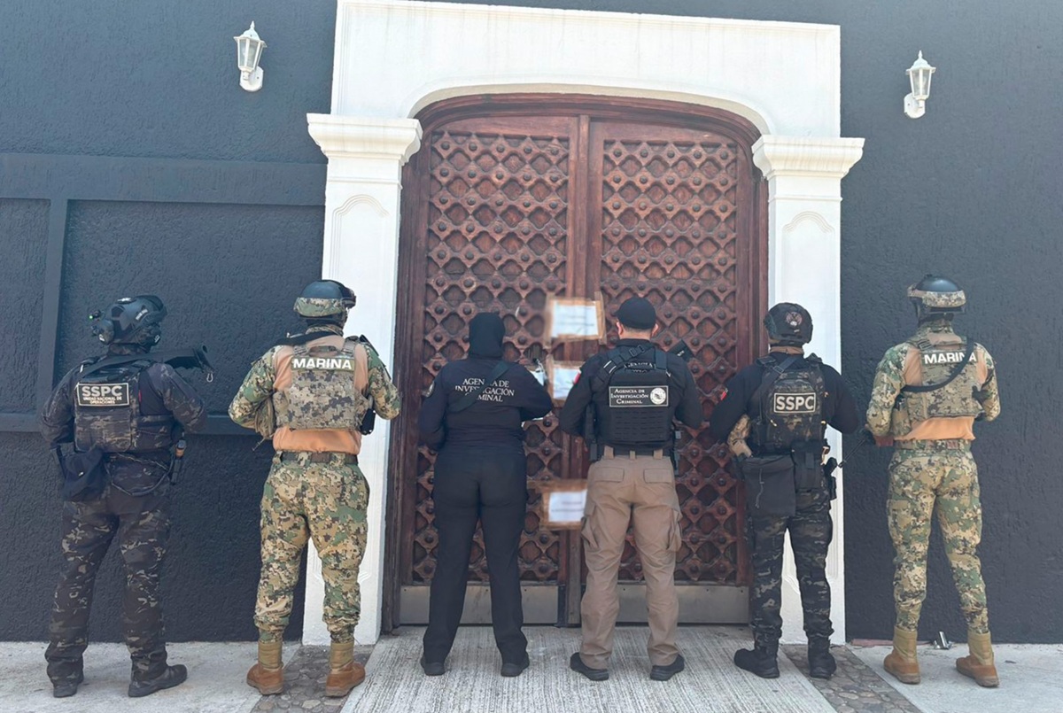 Autoridades en Puebla durante cateos, detenciones y aseguramientos de carros de alta gamma