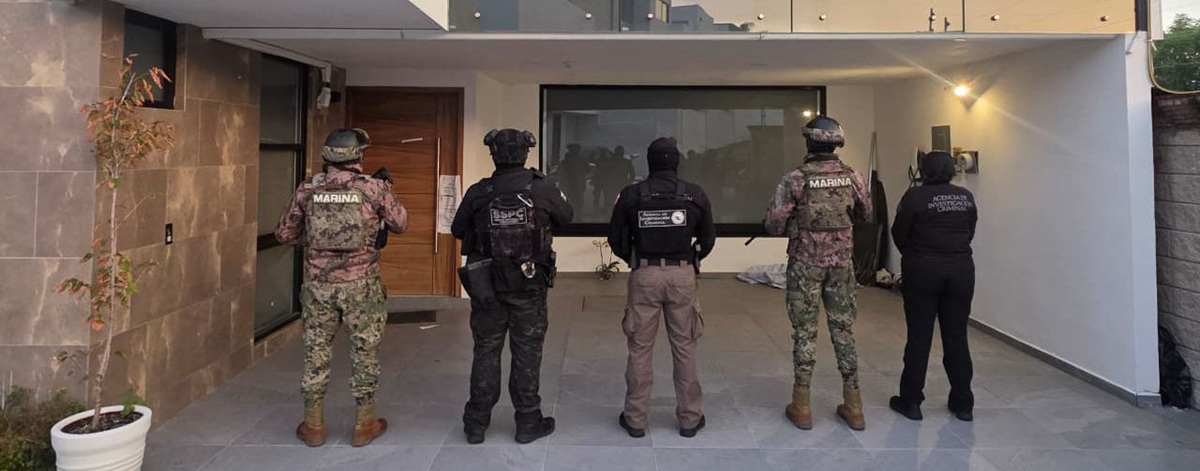 Autoridades en Puebla durante cateos, detenciones y aseguramientos de carros de alta gamma