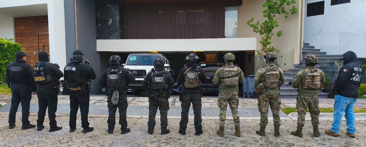 Autoridades en Puebla durante cateos, detenciones y aseguramientos de carros de alta gamma