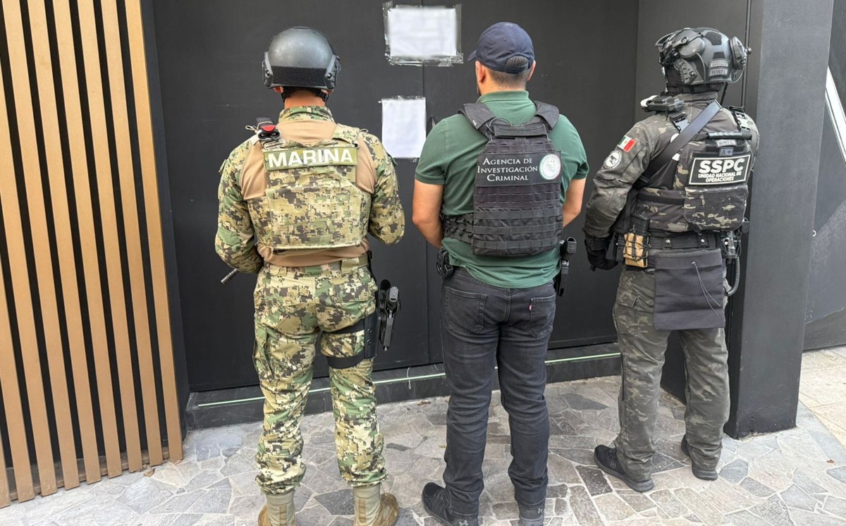 Autoridades en Puebla durante cateos, detenciones y aseguramientos de carros de alta gamma