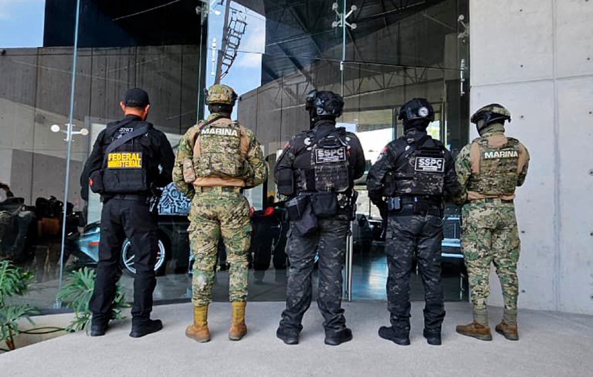 Autoridades en Puebla durante cateos, detenciones y aseguramientos de carros de alta gamma
