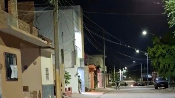 Reportan detonaciones de arma de fuego en la colonia Colosio Sí de Mazatlán; una vivienda resulta afectada