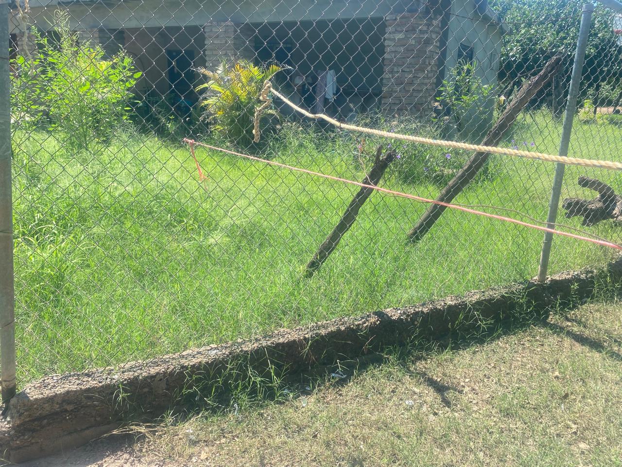 Madres de primaria de San Antonio, Guasave, acuden al Ayuntamiento piden baños nuevos