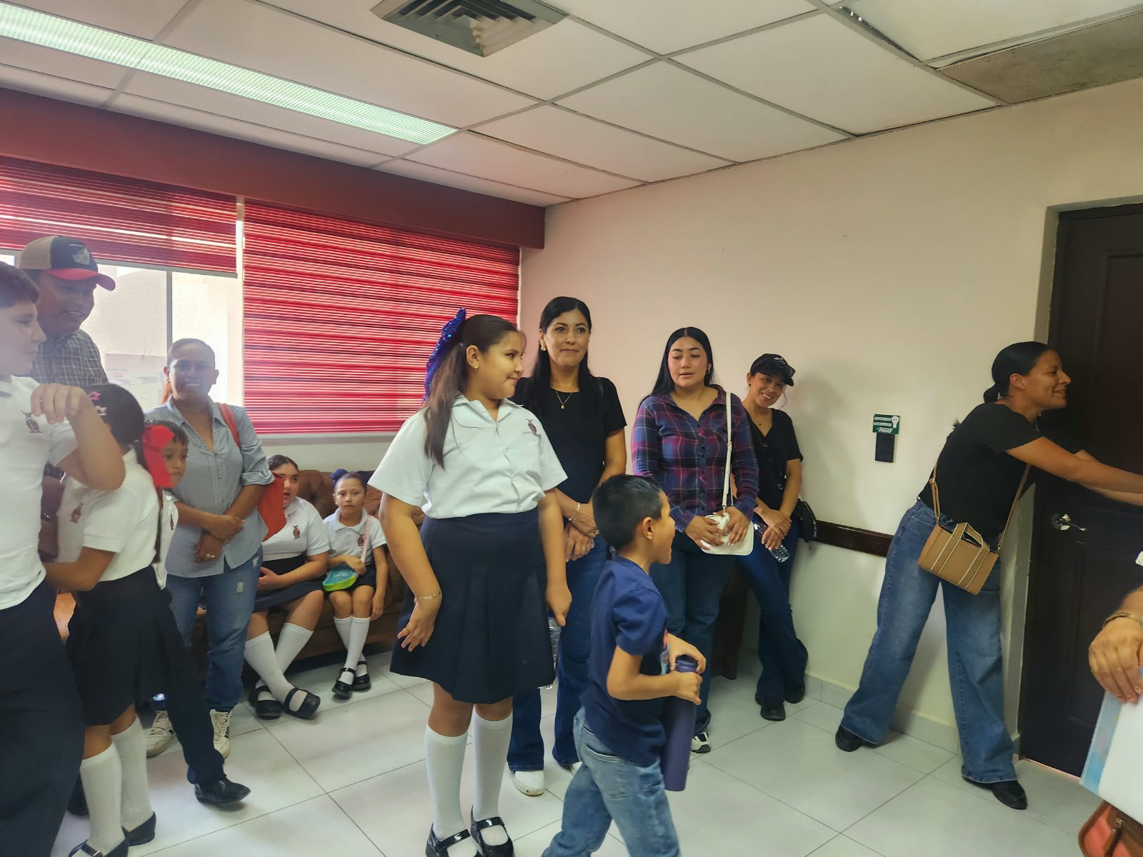 Madres de primaria de San Antonio, Guasave, acuden al Ayuntamiento piden baños nuevos