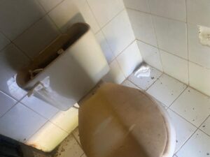 Madres de primaria de San Antonio, Guasave, acuden al Ayuntamiento piden baños nuevos