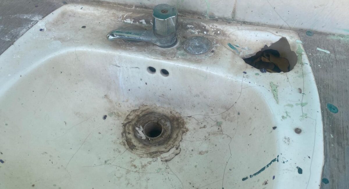 ¡Les cayó el techo encima! Madres de primaria de San Antonio, Guasave, acuden al Ayuntamiento; piden baños nuevos