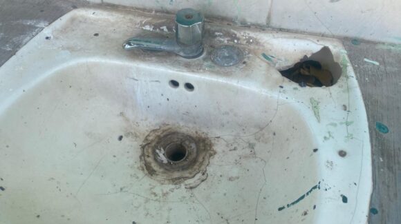 ¡Les cayó el techo encima! Madres de primaria de San Antonio, Guasave, acuden al Ayuntamiento; piden baños nuevos