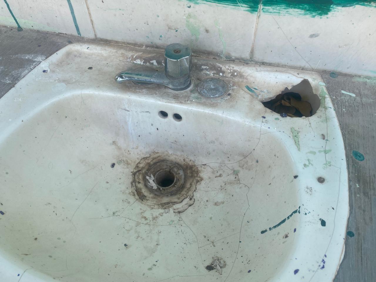 Madres de primaria de San Antonio, Guasave, acuden al Ayuntamiento piden baños nuevos