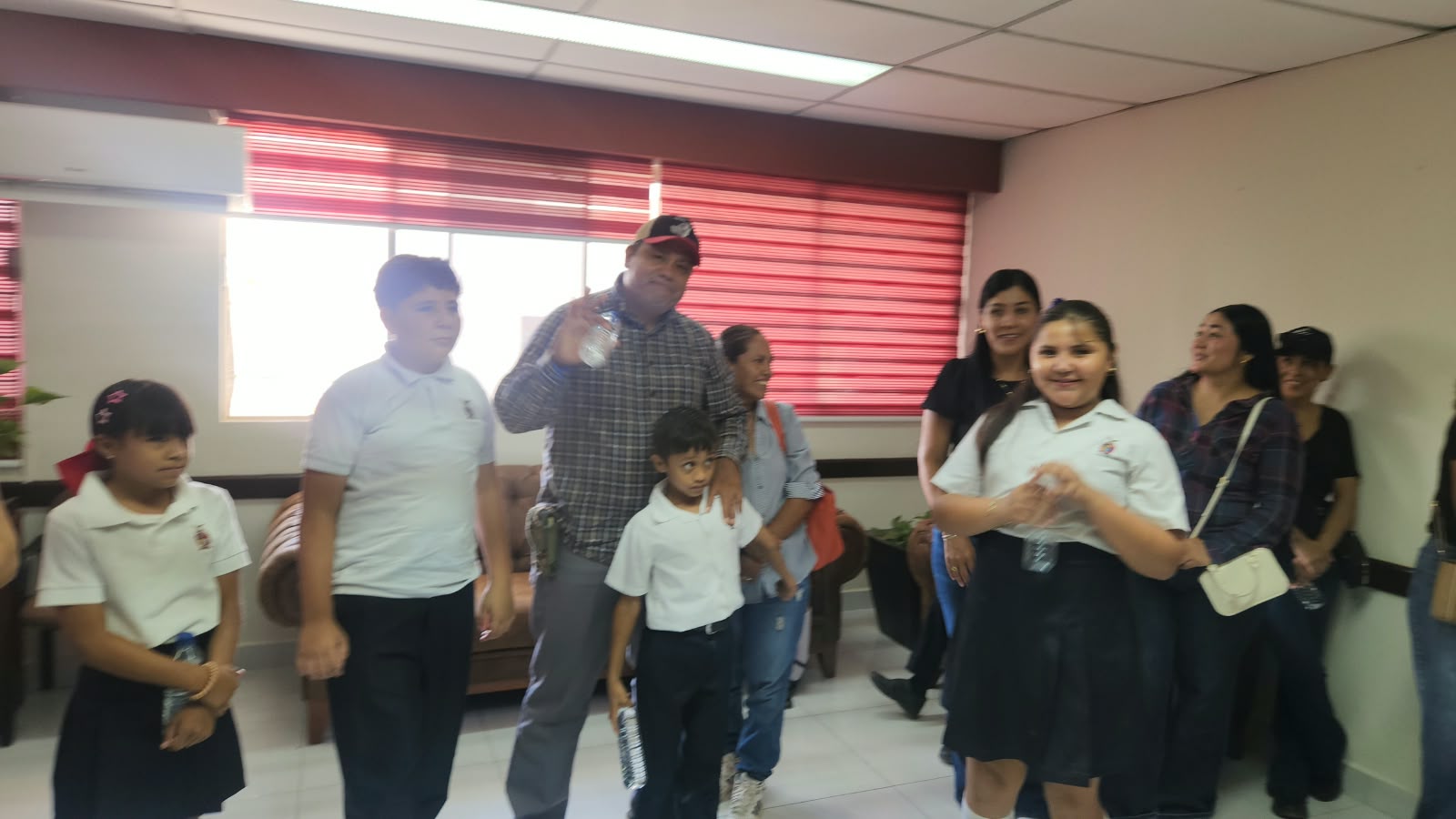 Madres de primaria de San Antonio, Guasave, acuden al Ayuntamiento piden baños nuevos