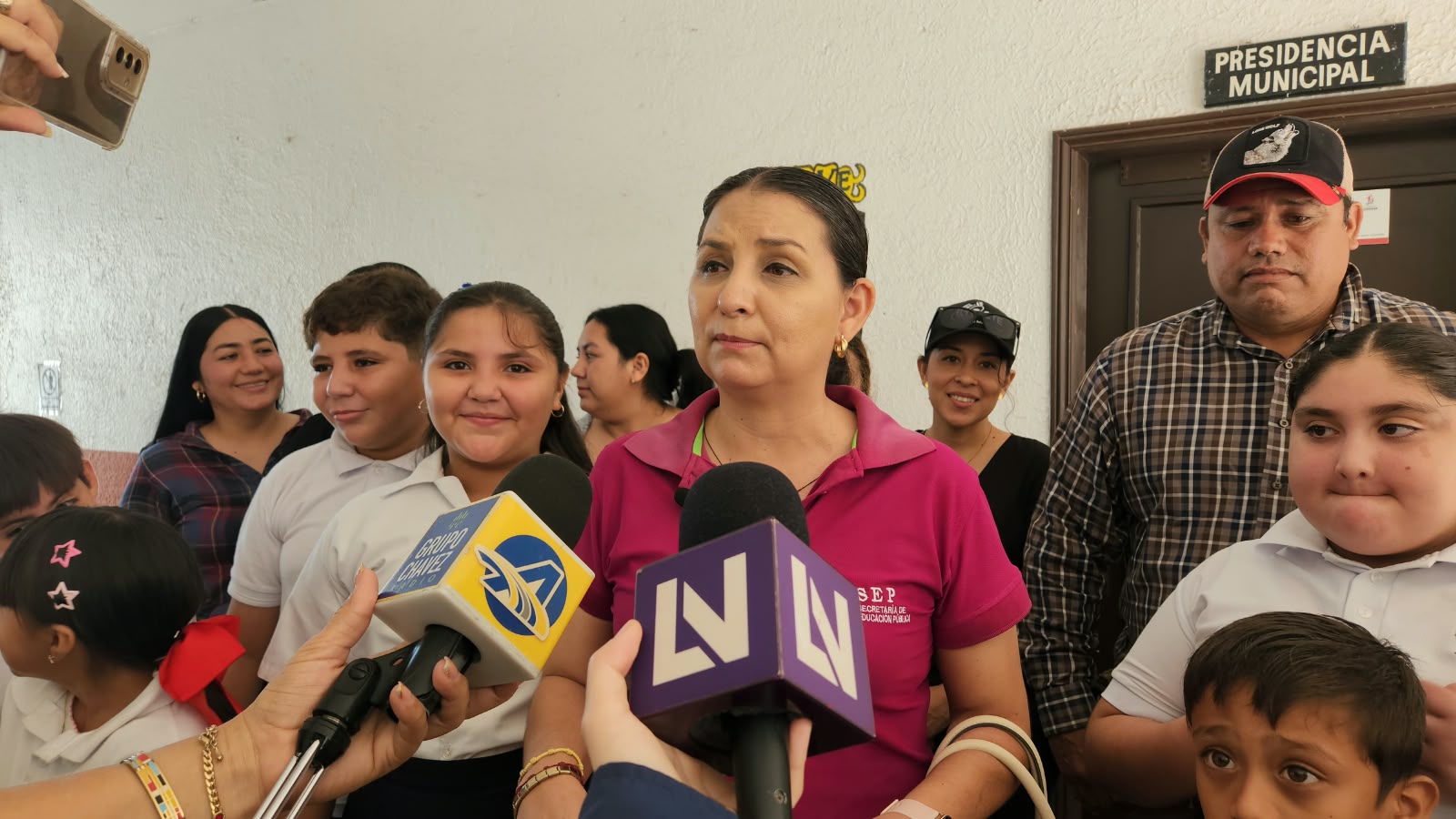 Madres de primaria de San Antonio, Guasave, acuden al Ayuntamiento piden baños nuevos