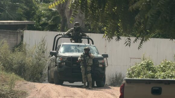 ¡Ya son dos! Catean vivienda en la colonia San Fernando de Guasave, Sinaloa; militares mantienen resguardo