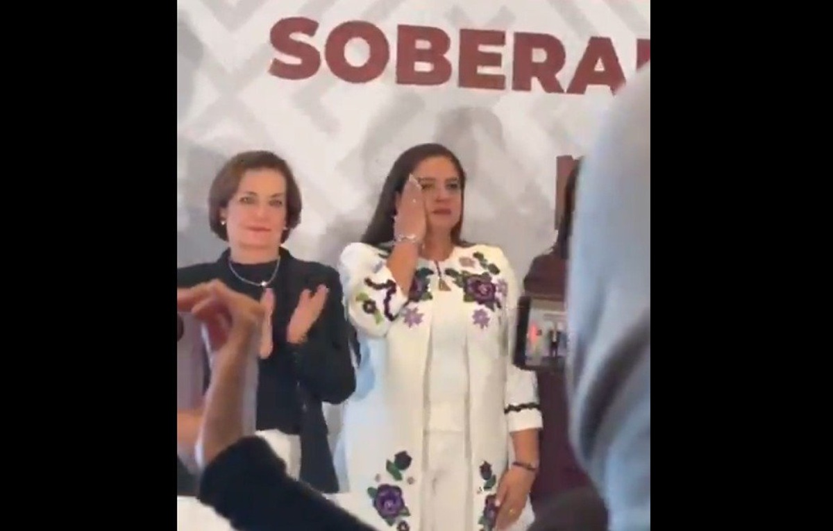 Célida López Cárdenas, limpiandose las lágrimas