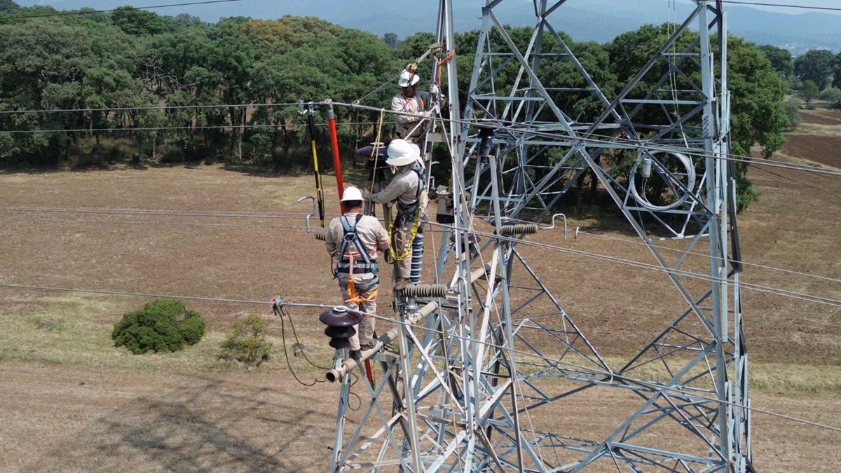 CFE restablece energía eléctrica en comunidades de El Fuerte