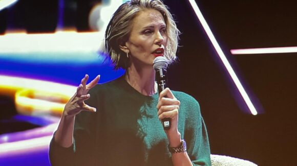 ‘Sueña grande y hazlo lo mejor que puedas’: Charlize Theron inspira en México Siglo XXI, evento de Fundación Telmex- Telcel