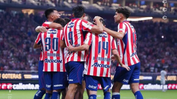 Chivas derrotan a Pumas y son líderes del Apertura 2026 de la Liga MX