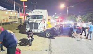 Choca tráiler contra auto en la colonia Urías de Mazatlán, Sinaloa; una menor resulta lesionada