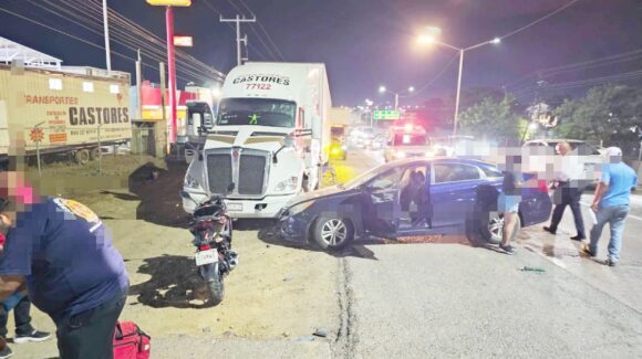 Choca tráiler contra auto en la colonia Urías de Mazatlán, Sinaloa; una menor resulta lesionada
