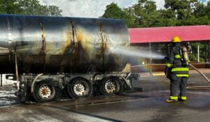 Chofer logra salvar su vida tras incendiarse pipa cargada con canola en la México 15 y San Miguel Zapotitlán, en Ahome, Sinaloa
