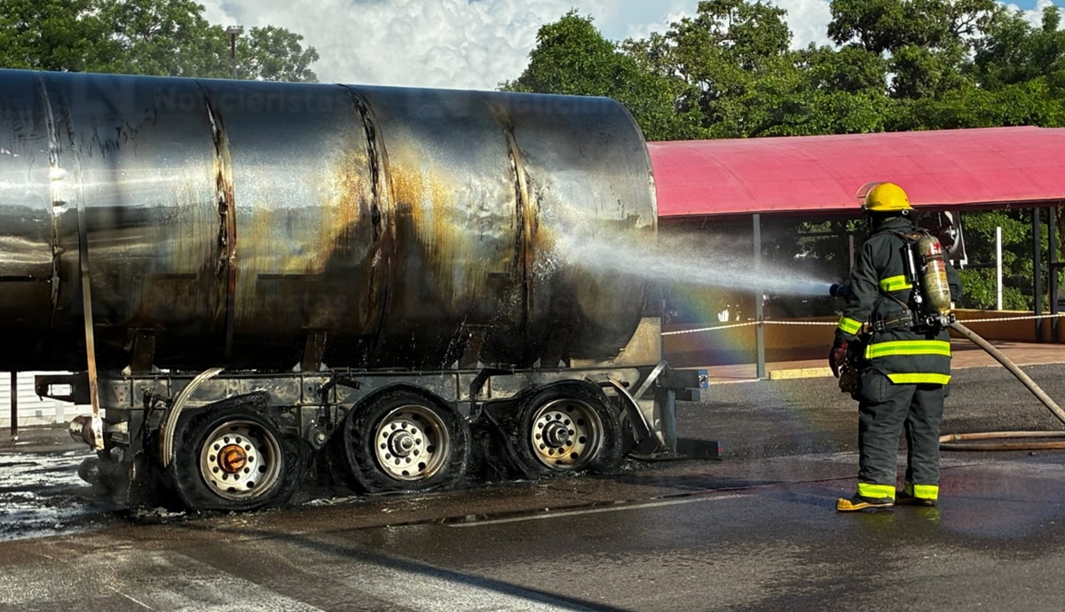 Chofer de tráiler sobrevive incendio de pipa que jalaba sobre la México 15 en Ahome