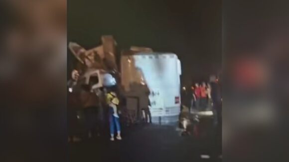 Choque entre autobús y torton deja cuatro muertos en la México 15, en Nayarit; conductor era originario de Escuinapa