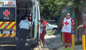 Mujer resulta lesionada tras choque entre camión urbano y vehículo en el Prado Bonito, en Los Mochis, Sinaloa