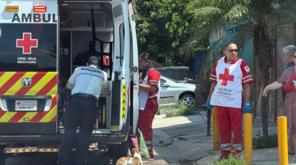 Mujer resulta lesionada tras choque entre camión urbano y vehículo en el Prado Bonito, en Los Mochis, Sinaloa