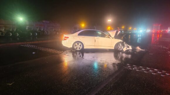 Choque entre automóvil Mercedes y tráiler bloquea carretera México 15 en Las Brisas, Guasave