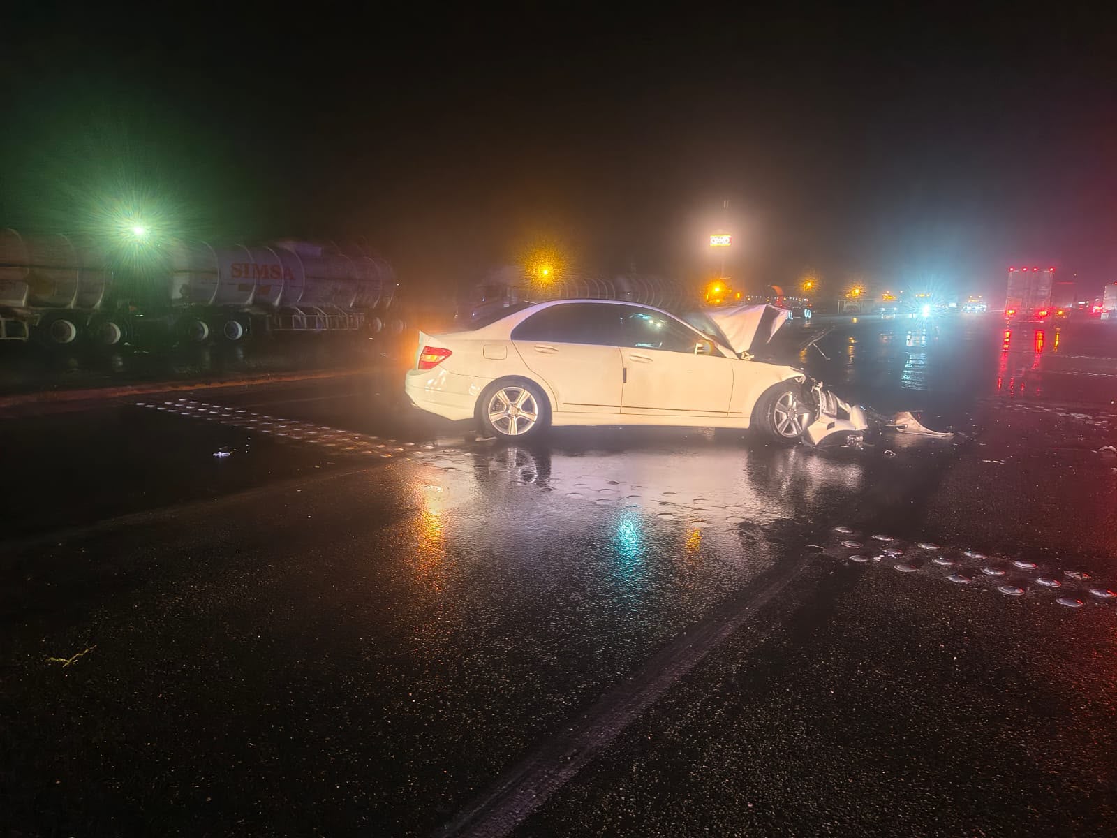Choque entre automóvil Mercedes y tráiler bloquea carretera México 15 en Las Brisas