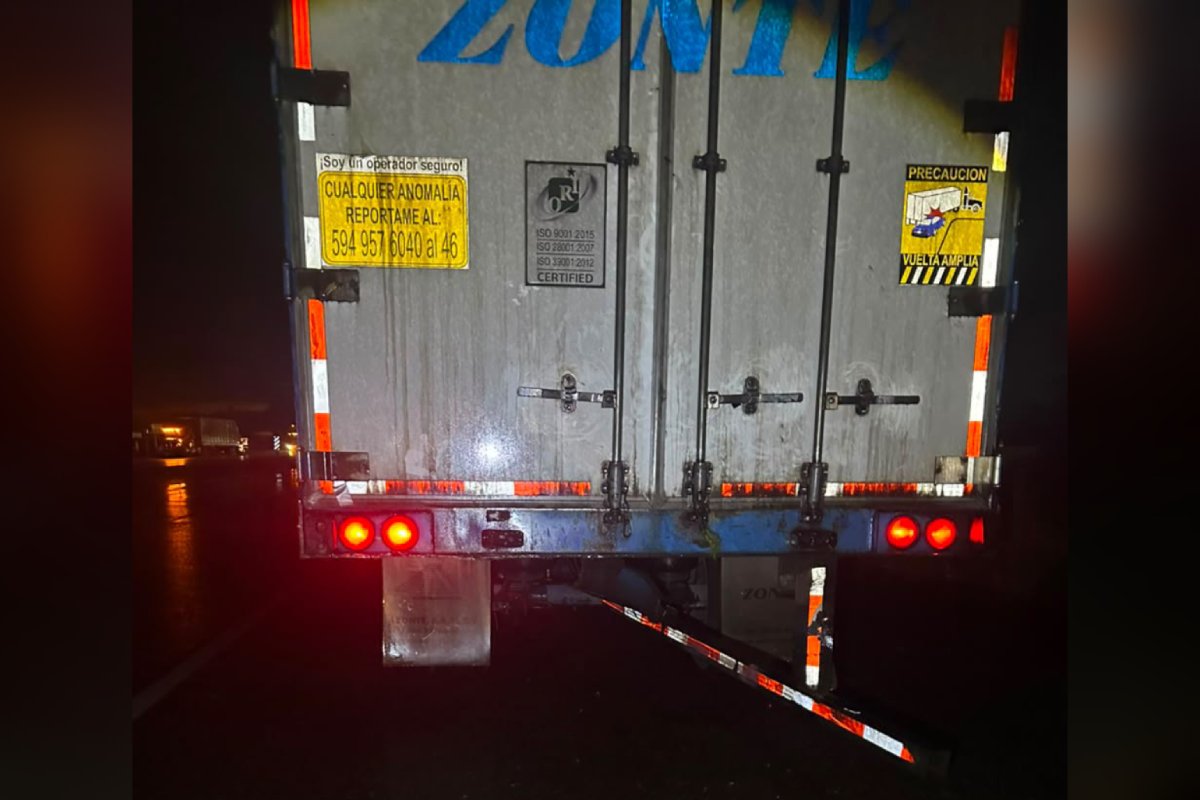 Choque entre automóvil Mercedes y tráiler bloquea carretera México 15 en Las Brisas
