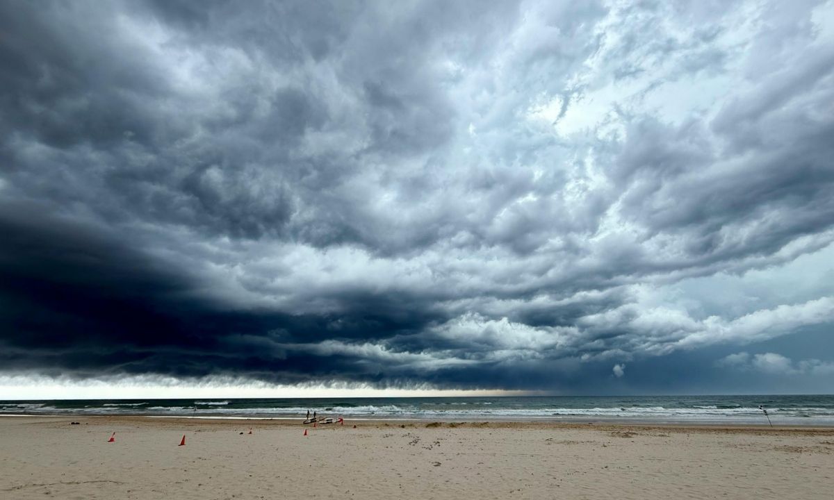 Cielo nublado en el mar