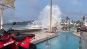 cierran playas en mazatlan por fuerte oleaje y mantienen vigilancia