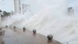 cierran playas en mazatlan por fuerte oleaje y mantienen vigilancia malecon