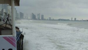 cierran playas en mazatlan por fuerte oleaje y mantienen vigilancia nublado