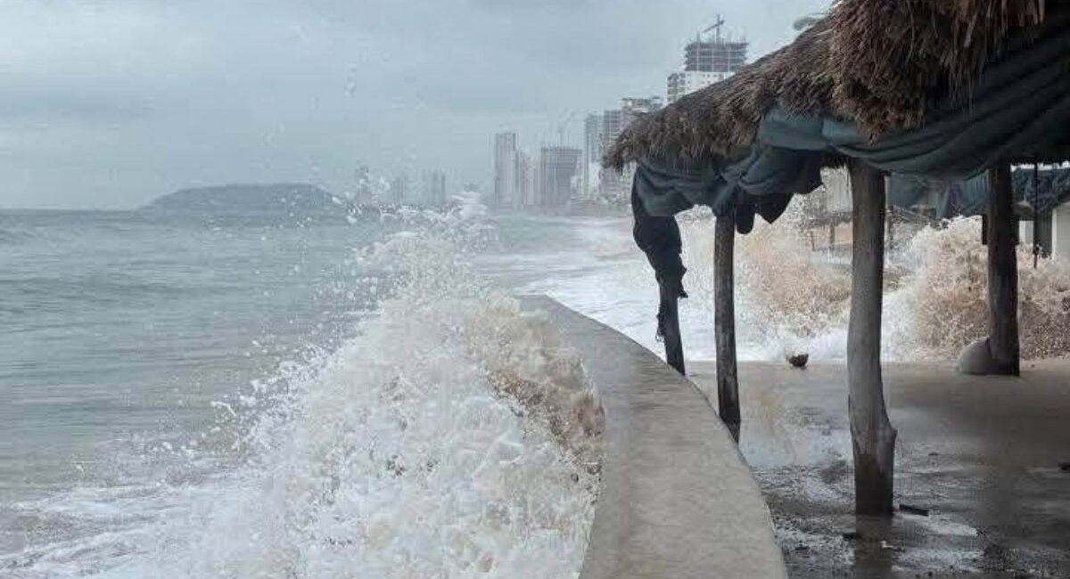 ‘Polo’ pone en alerta a Mazatlán, Sinaloa; cierran playas por fuerte oleaje y mantienen vigilancia por el huracán