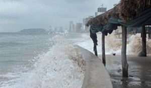 ‘Polo’ pone en alerta a Mazatlán, Sinaloa; cierran playas por fuerte oleaje y mantienen vigilancia por el huracán