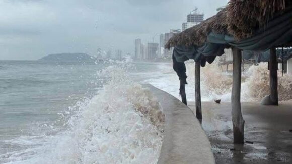 ‘Polo’ pone en alerta a Mazatlán, Sinaloa; cierran playas por fuerte oleaje y mantienen vigilancia por el huracán