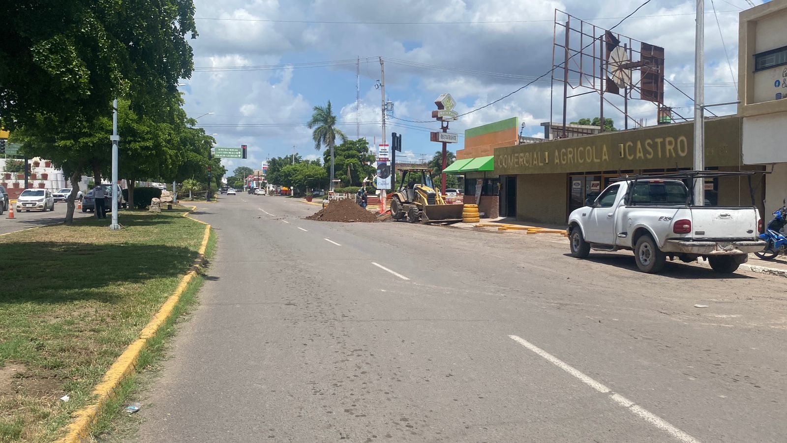 Cierre del bulevar Central por socavón en Guasave