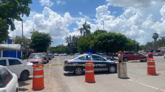 Evalúan socavón del bulevar Central en Guasave, Sinaloa; reapertura dependerá de las condiciones bajo el pavimento