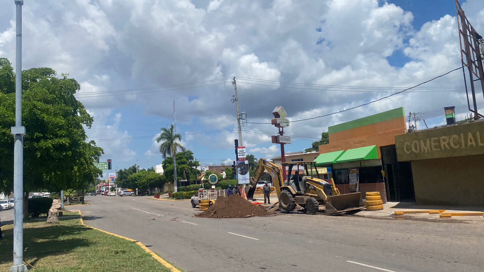 Cierre del bulevar Central por socavón en Guasave