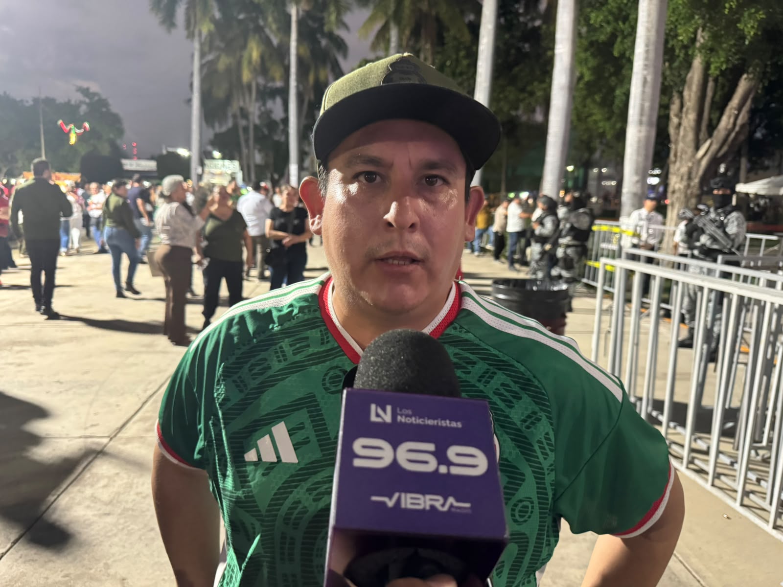 Ciudadano entrevistado en celebración el Grito de Independencia, en Culiacán
