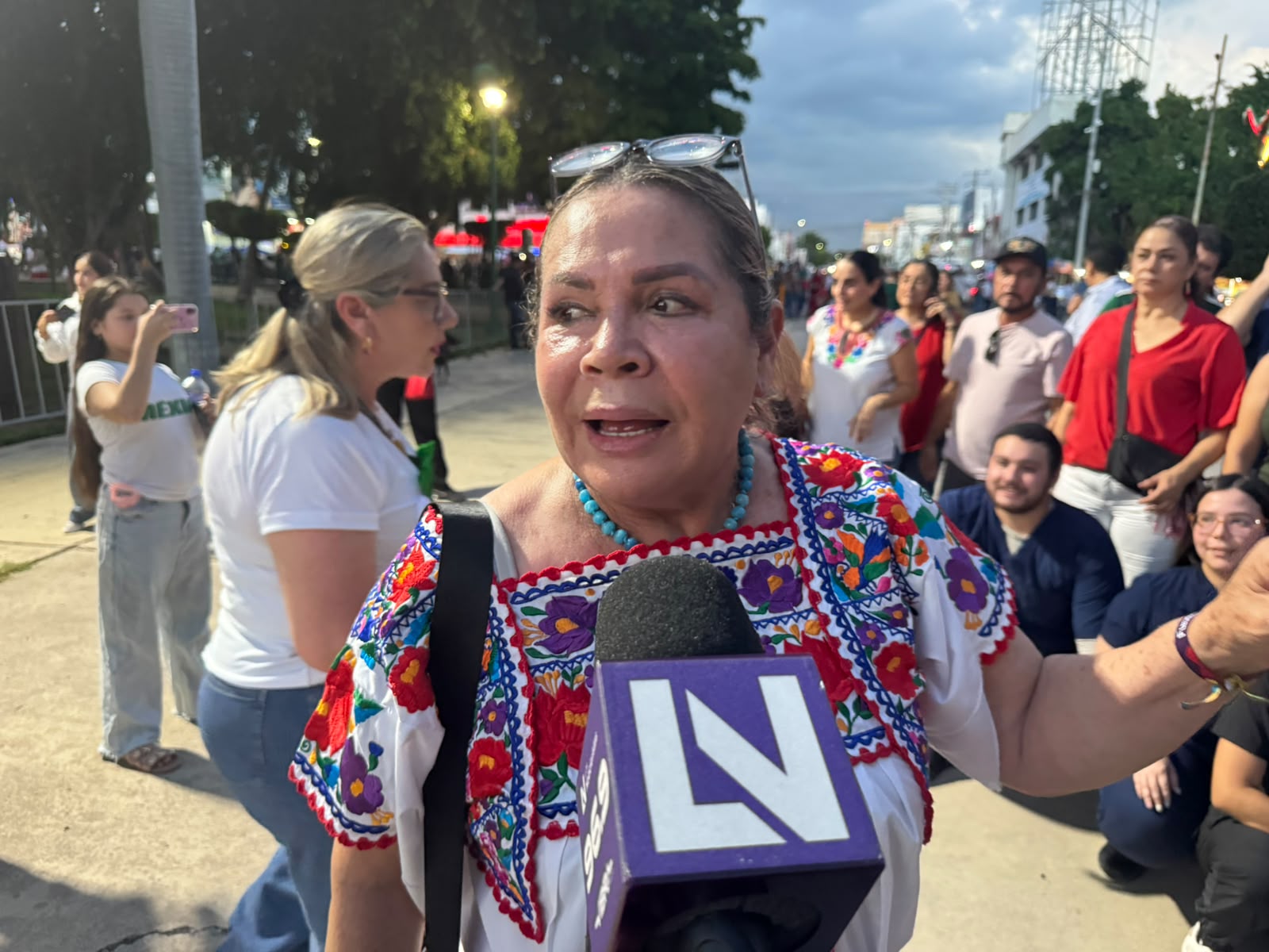 Ciudadana entrevistada en celebración el Grito de Independencia, en Culiacán