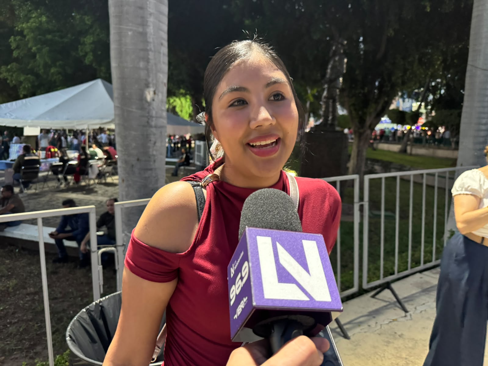Ciudadana entrevistada en celebración el Grito de Independencia, en Culiacán
