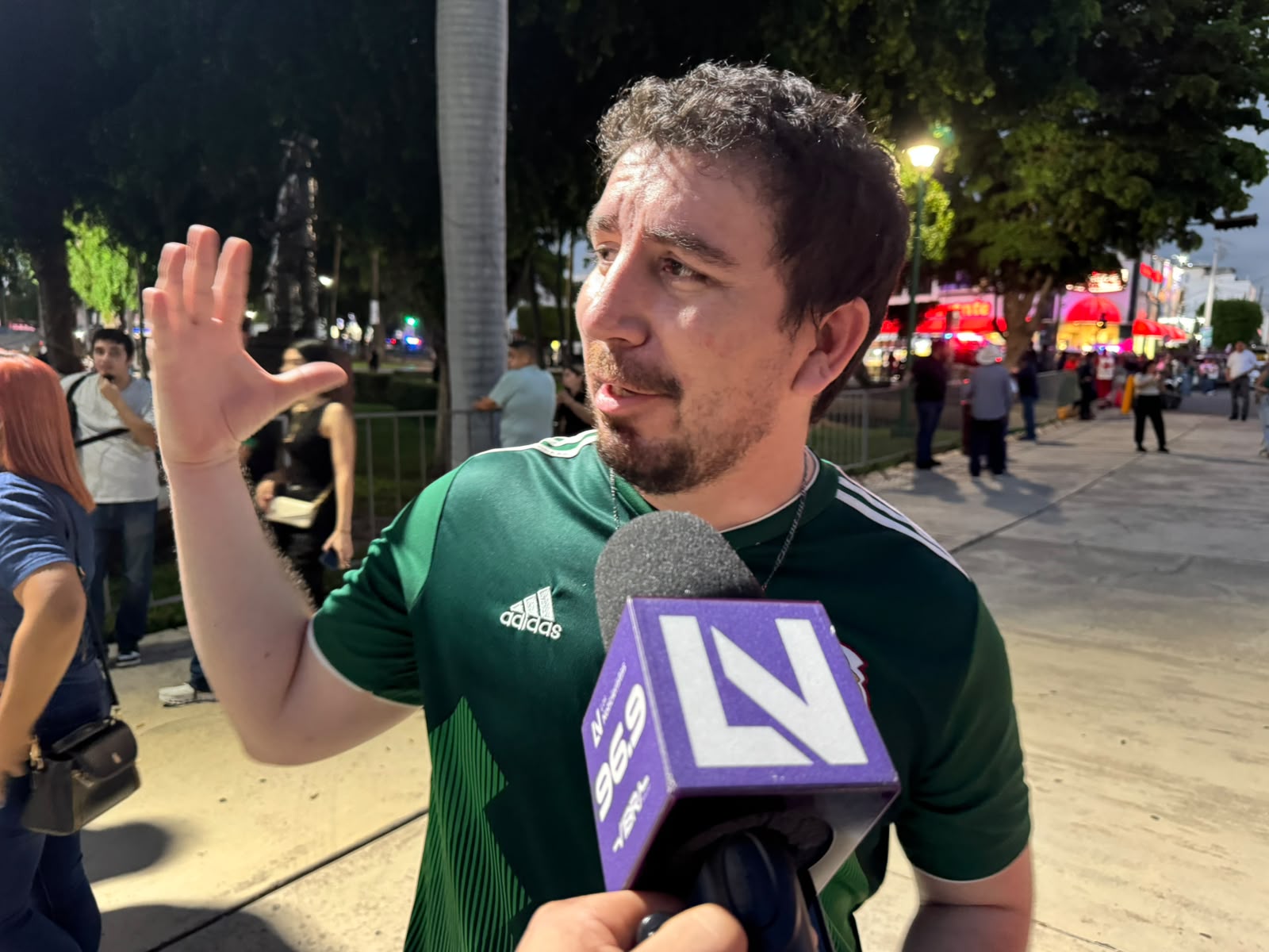 Ciudadano entrevistado en celebración el Grito de Independencia, en Culiacán