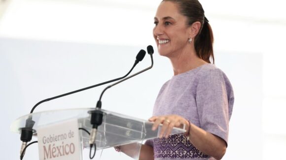 Ahora en Colima: Sheinbaum pausa su discurso, para pedir que auxiliaran a persona que se desmayó por el calor