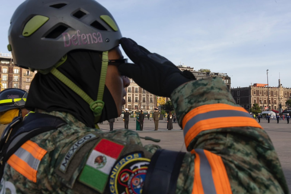Claudia Sheinbaum en el izamiento de bandera por los sismos del 19 de septiembre