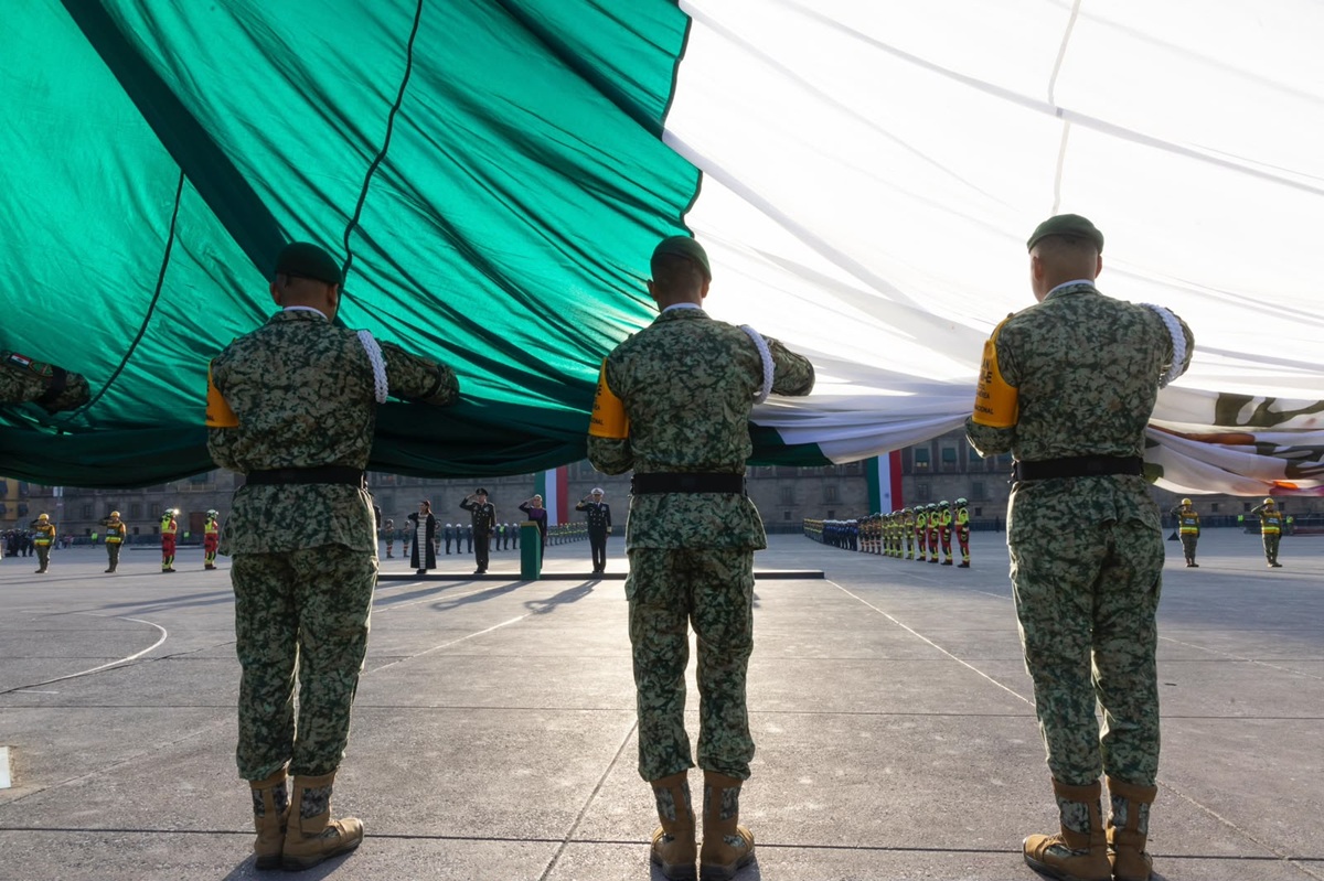 Claudia Sheinbaum en el izamiento de bandera por los sismos del 19 de septiembre