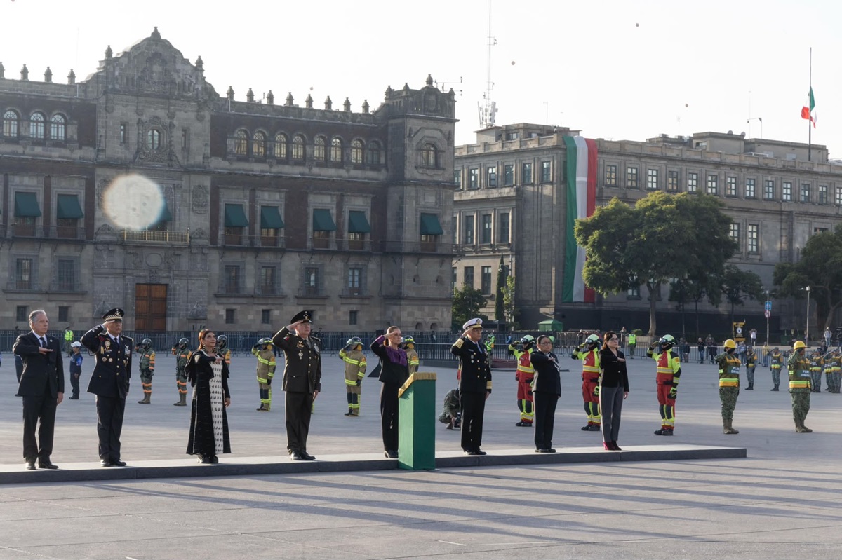 Claudia Sheinbaum en el izamiento de bandera por los sismos del 19 de septiembre