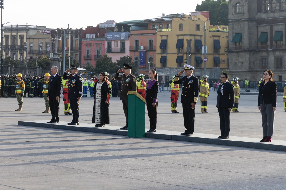 Claudia Sheinbaum en el izamiento de bandera por los sismos del 19 de septiembre