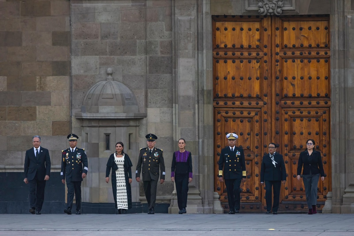 Claudia Sheinbaum en el izamiento de bandera por los sismos del 19 de septiembre
